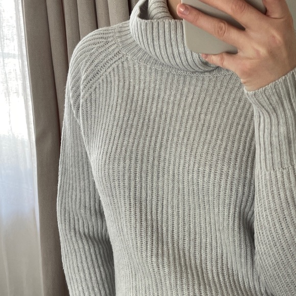 Wilfred Free Aritzia Grey Turtleneck 100% Merino Wool Sweater (Size XS) - Picture 5 of 9
